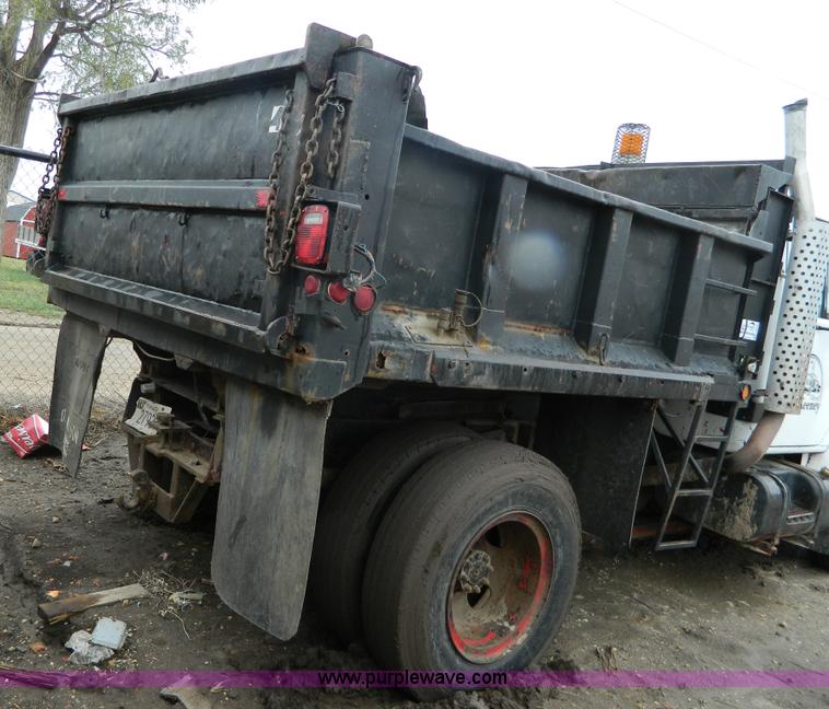 image for item J8978 1982 International S1700 dump truck
