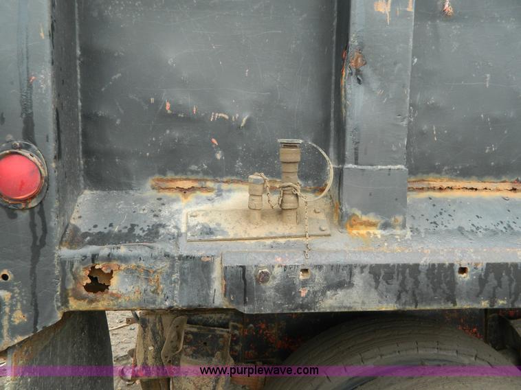 image for item J8978 1982 International S1700 dump truck