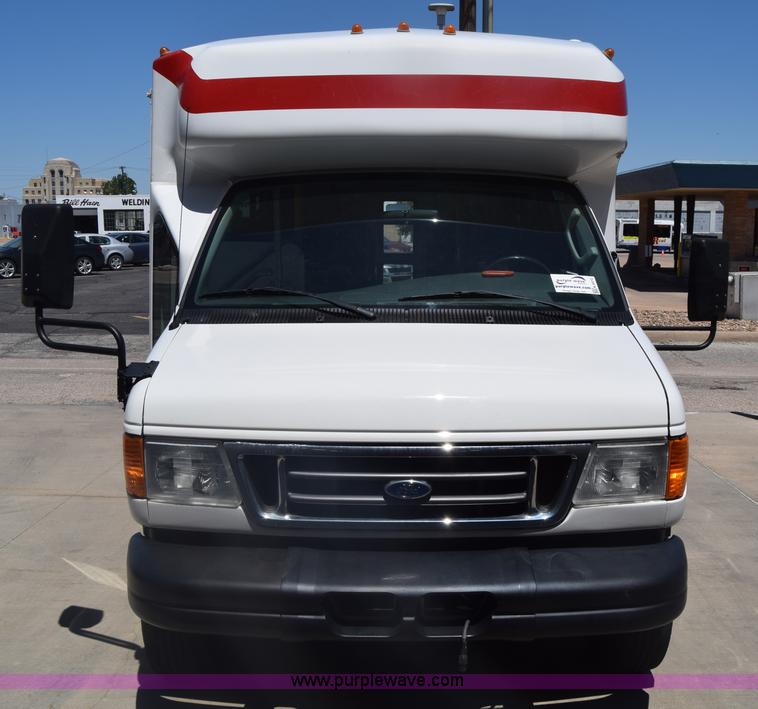 image for item K6572 2007 Ford Econoline E450 bus