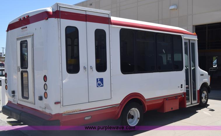 image for item K6572 2007 Ford Econoline E450 bus