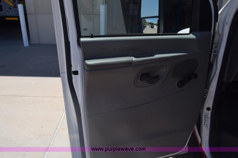 image for item K6572 2007 Ford Econoline E450 bus