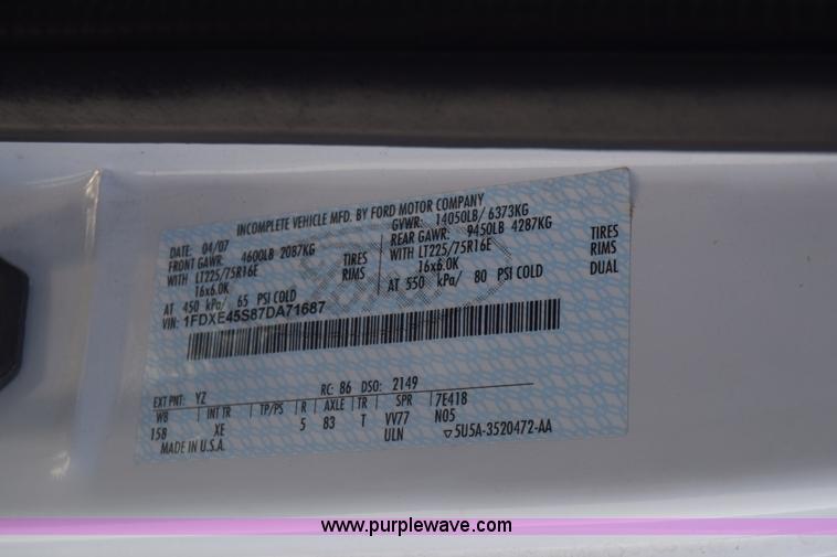 image for item K6572 2007 Ford Econoline E450 bus