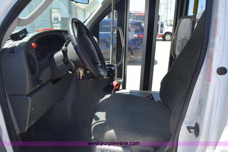 image for item K6572 2007 Ford Econoline E450 bus