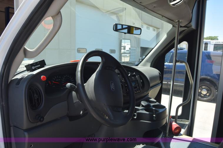 image for item K6572 2007 Ford Econoline E450 bus