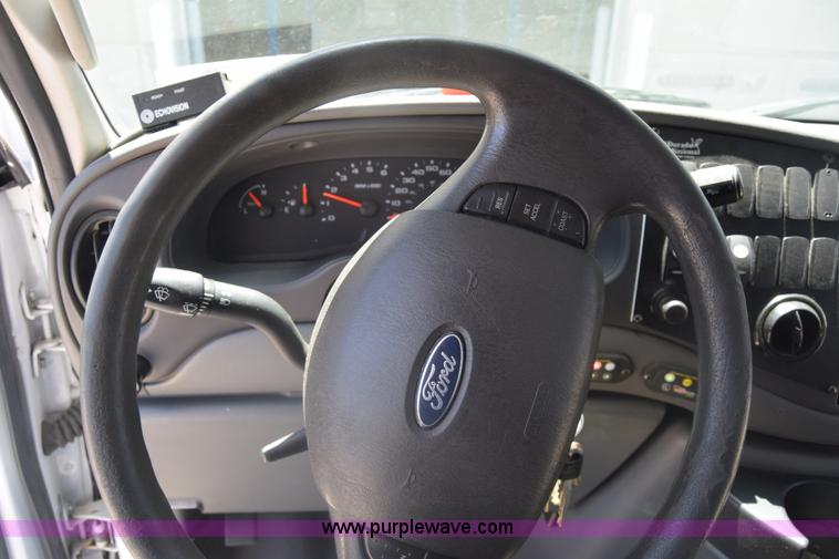 image for item K6572 2007 Ford Econoline E450 bus