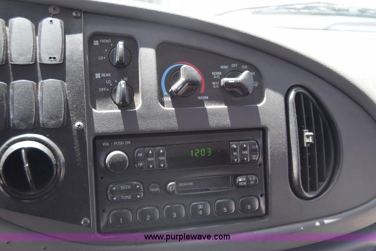 image for item K6572 2007 Ford Econoline E450 bus