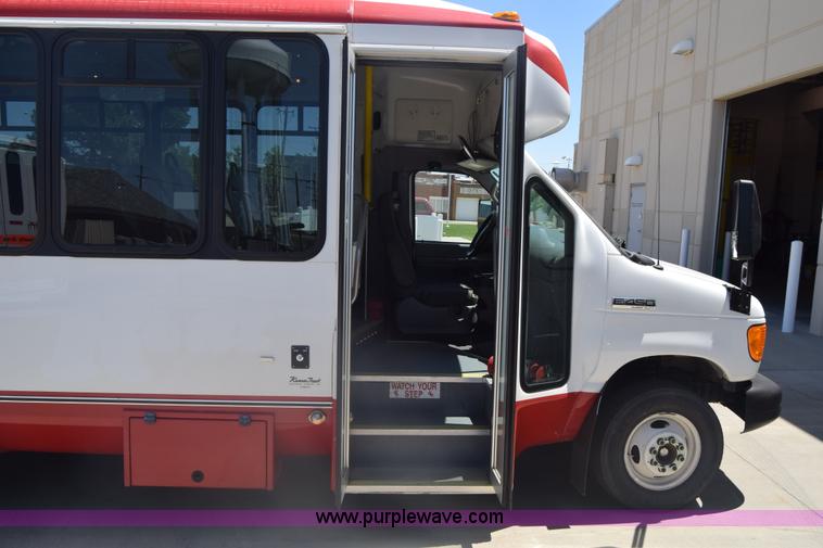 image for item K6572 2007 Ford Econoline E450 bus