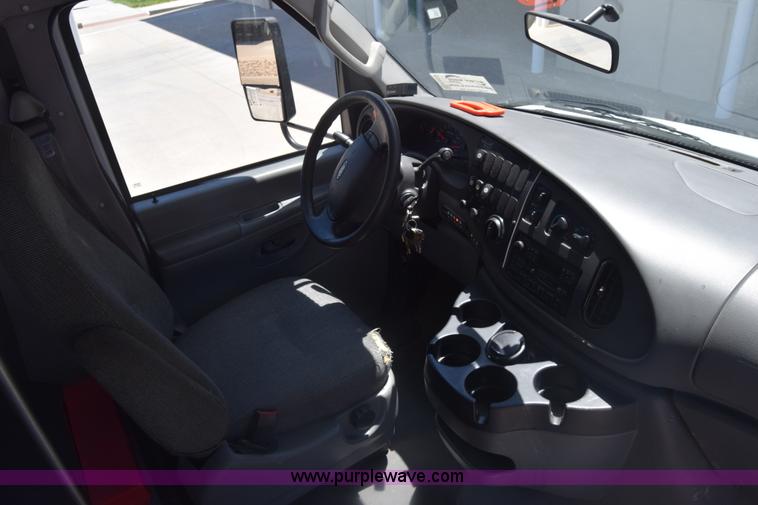 image for item K6572 2007 Ford Econoline E450 bus