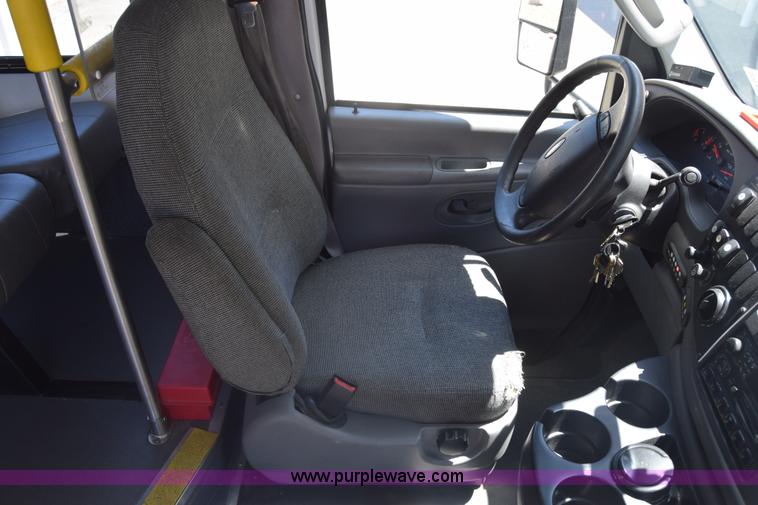 image for item K6572 2007 Ford Econoline E450 bus