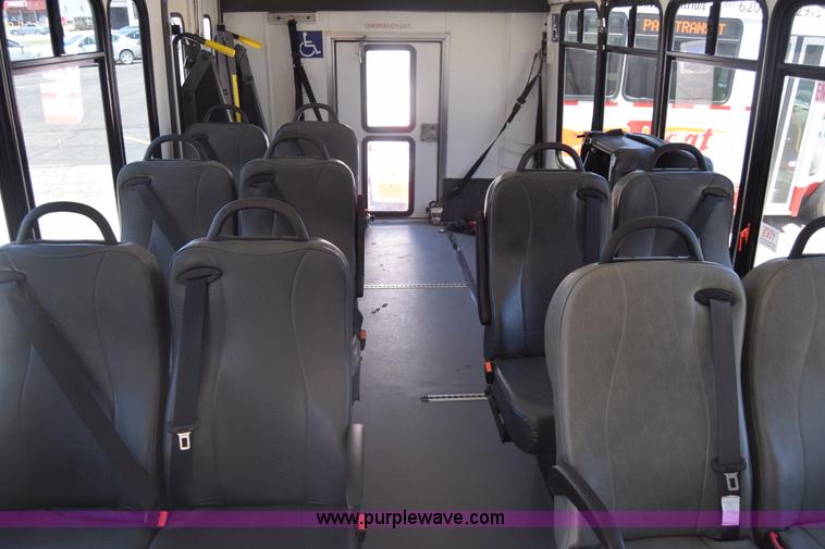 image for item K6572 2007 Ford Econoline E450 bus