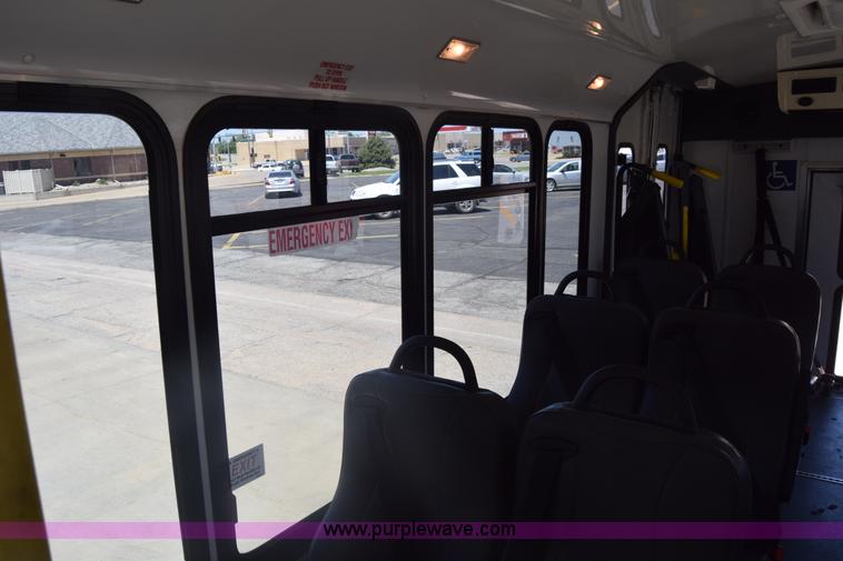 image for item K6572 2007 Ford Econoline E450 bus