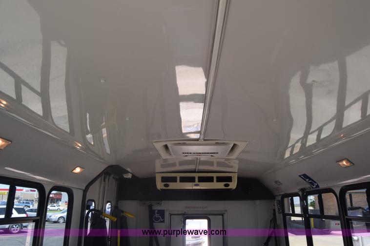 image for item K6572 2007 Ford Econoline E450 bus