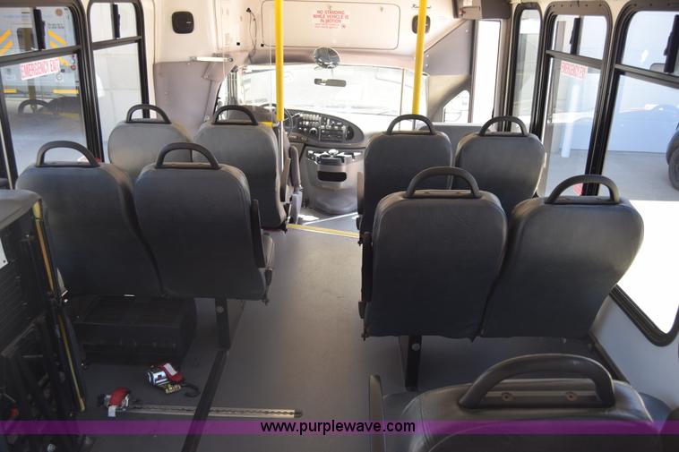 image for item K6572 2007 Ford Econoline E450 bus