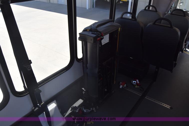 image for item K6572 2007 Ford Econoline E450 bus