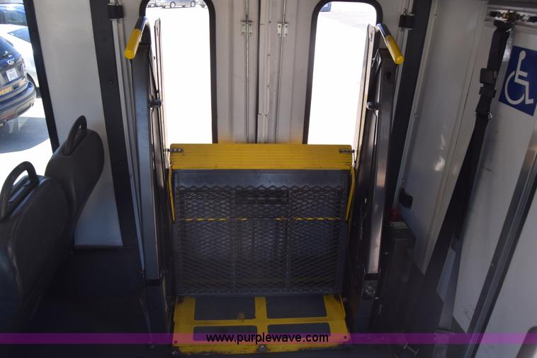 image for item K6572 2007 Ford Econoline E450 bus