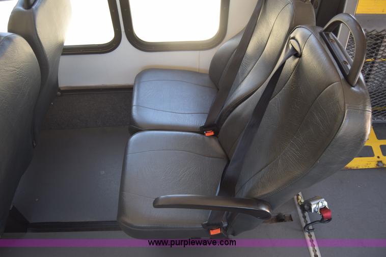 image for item K6572 2007 Ford Econoline E450 bus