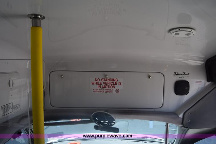 image for item K6572 2007 Ford Econoline E450 bus