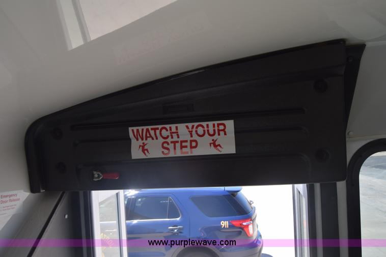 image for item K6572 2007 Ford Econoline E450 bus