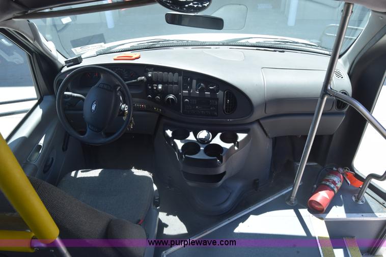 image for item K6572 2007 Ford Econoline E450 bus
