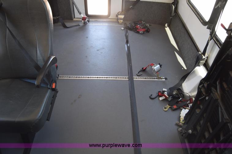 image for item K6572 2007 Ford Econoline E450 bus