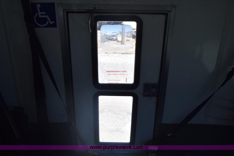 image for item K6572 2007 Ford Econoline E450 bus