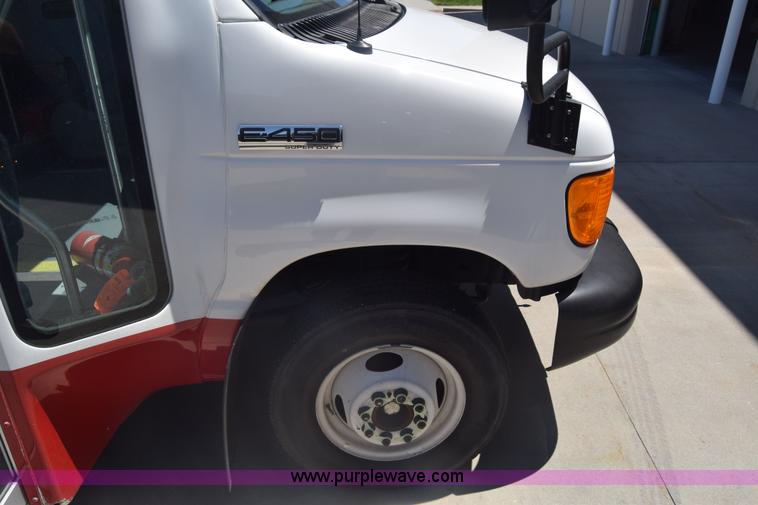 image for item K6572 2007 Ford Econoline E450 bus