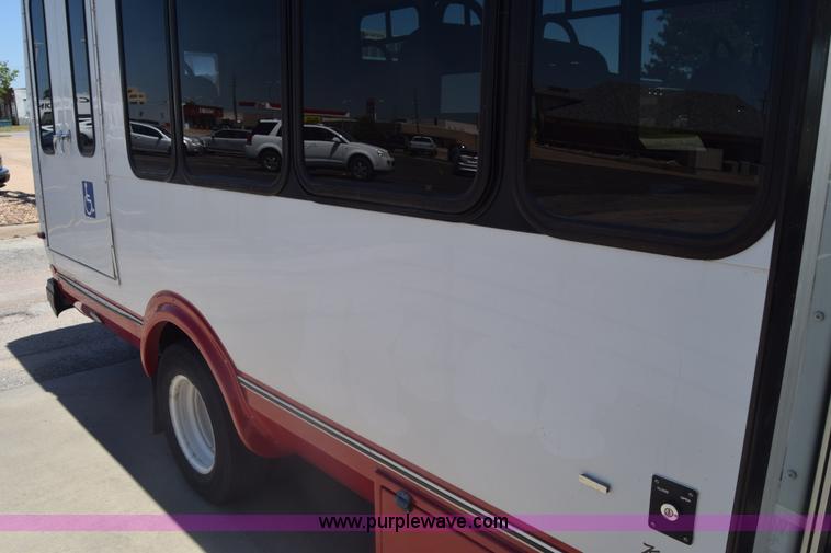 image for item K6572 2007 Ford Econoline E450 bus