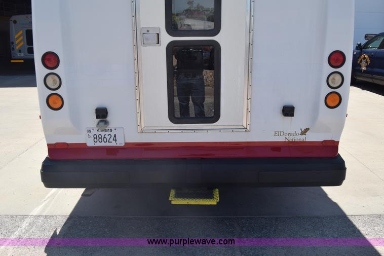 image for item K6572 2007 Ford Econoline E450 bus