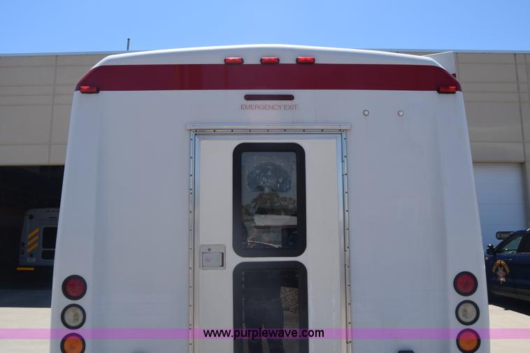 image for item K6572 2007 Ford Econoline E450 bus