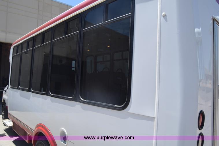 image for item K6572 2007 Ford Econoline E450 bus