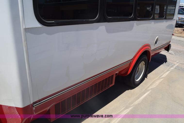 image for item K6572 2007 Ford Econoline E450 bus