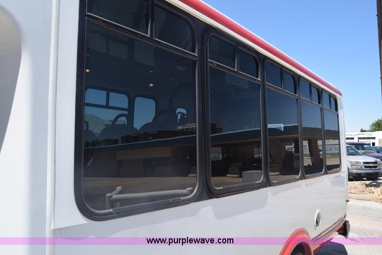 image for item K6572 2007 Ford Econoline E450 bus