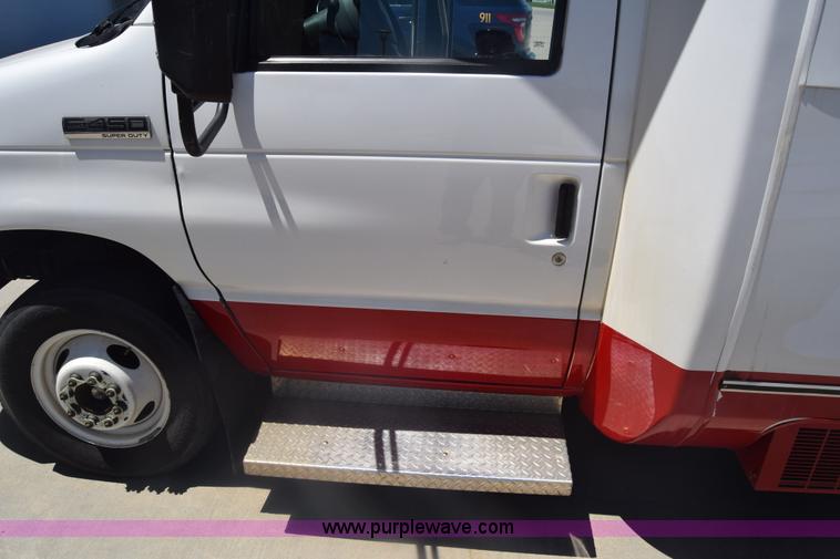 image for item K6572 2007 Ford Econoline E450 bus