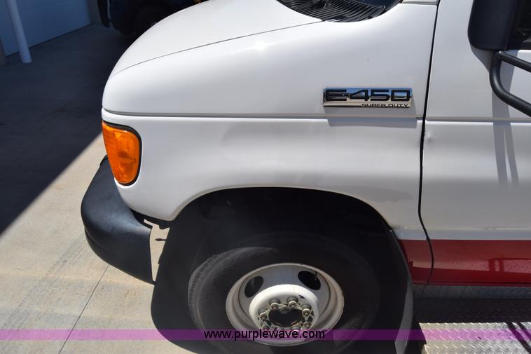 image for item K6572 2007 Ford Econoline E450 bus