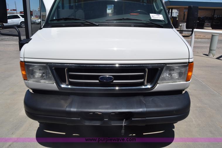 image for item K6572 2007 Ford Econoline E450 bus