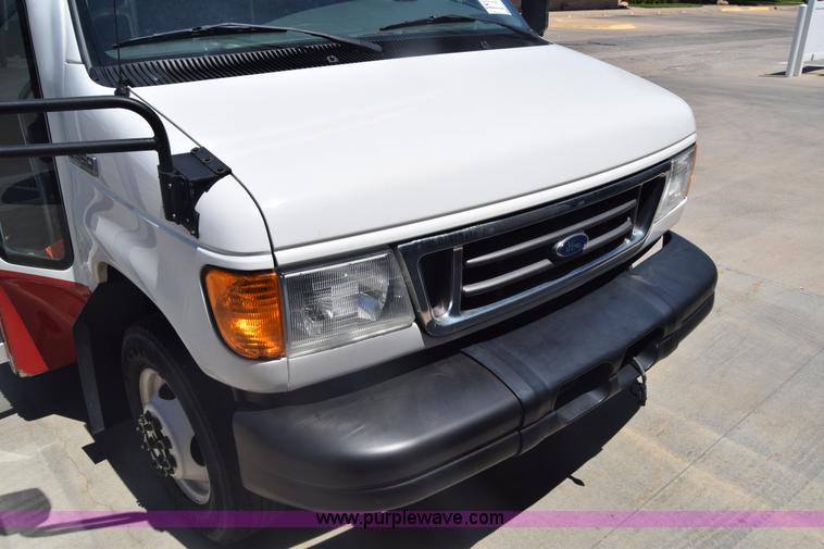 image for item K6572 2007 Ford Econoline E450 bus