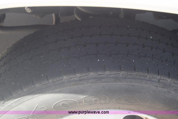 image for item K6572 2007 Ford Econoline E450 bus