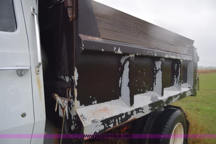 image for item K6720 1989 Ford LN8000 dump truck