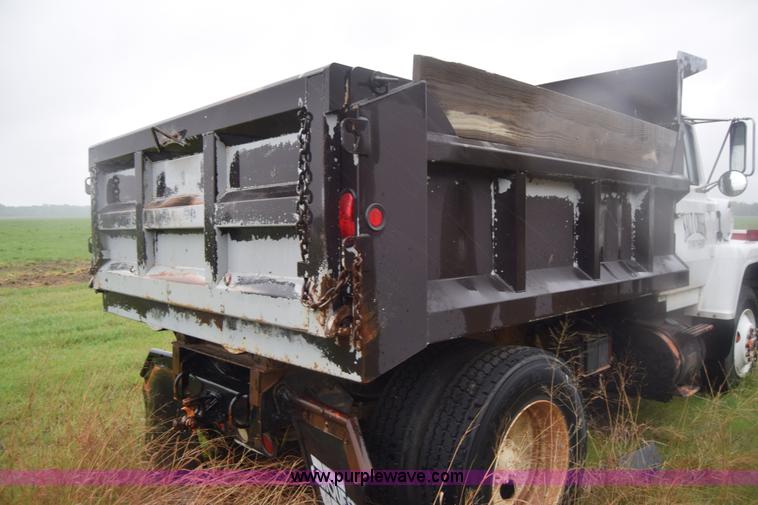 image for item K6720 1989 Ford LN8000 dump truck