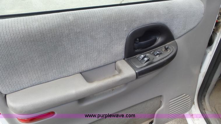 image for item L2090 2001 Chevrolet Venture van