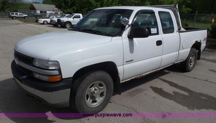 image for item L2092 2000 Chevrolet Silverado 1500 Ext. Cab pickup truck