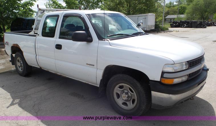 image for item L2092 2000 Chevrolet Silverado 1500 Ext. Cab pickup truck