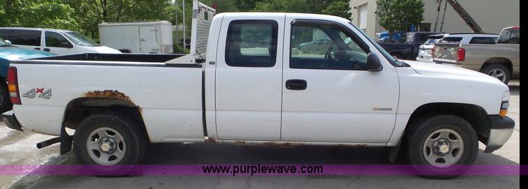 image for item L2092 2000 Chevrolet Silverado 1500 Ext. Cab pickup truck