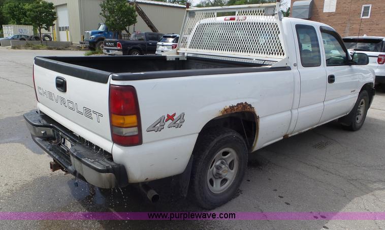 image for item L2092 2000 Chevrolet Silverado 1500 Ext. Cab pickup truck