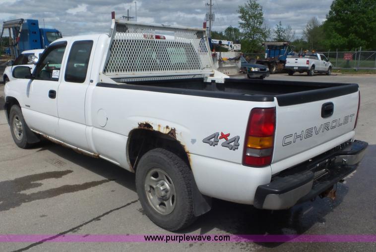 image for item L2092 2000 Chevrolet Silverado 1500 Ext. Cab pickup truck