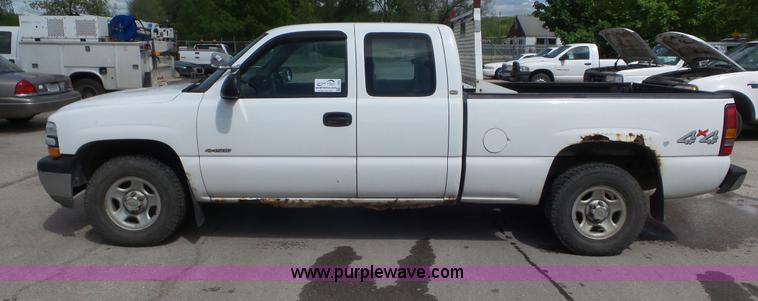 image for item L2092 2000 Chevrolet Silverado 1500 Ext. Cab pickup truck