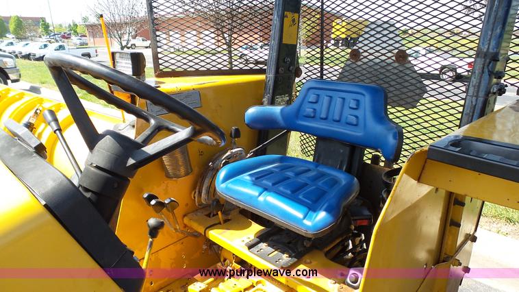 image for item L2130 1994 Massey-Ferguson 383 tractor