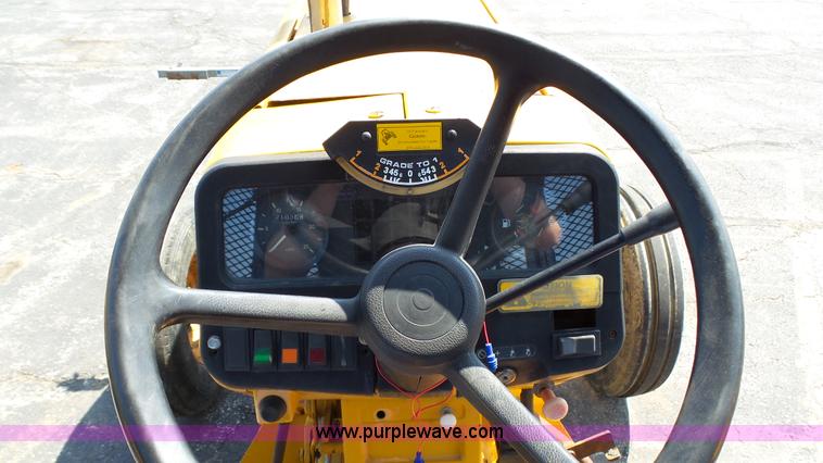 image for item L2130 1994 Massey-Ferguson 383 tractor