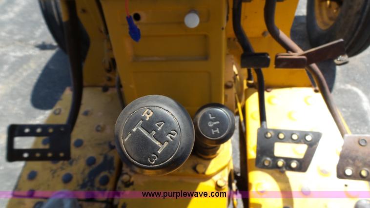 image for item L2130 1994 Massey-Ferguson 383 tractor