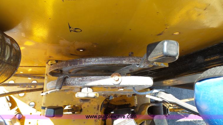 image for item L2130 1994 Massey-Ferguson 383 tractor